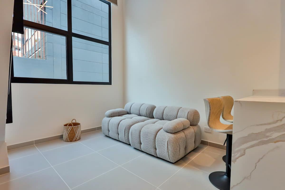 Suite D204 Duplex en Laureles| Escritorio y aire acondicionado
