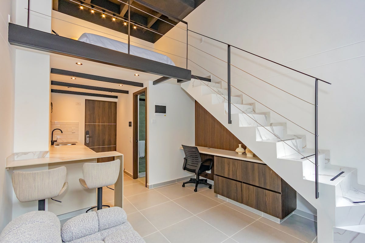 Suite D204 Duplex en Laureles| Escritorio y aire acondicionado