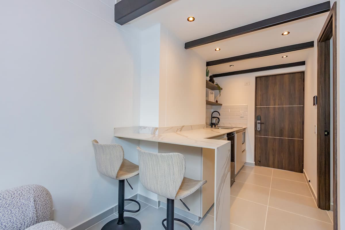 Suite D204 Duplex en Laureles| Escritorio y aire acondicionado