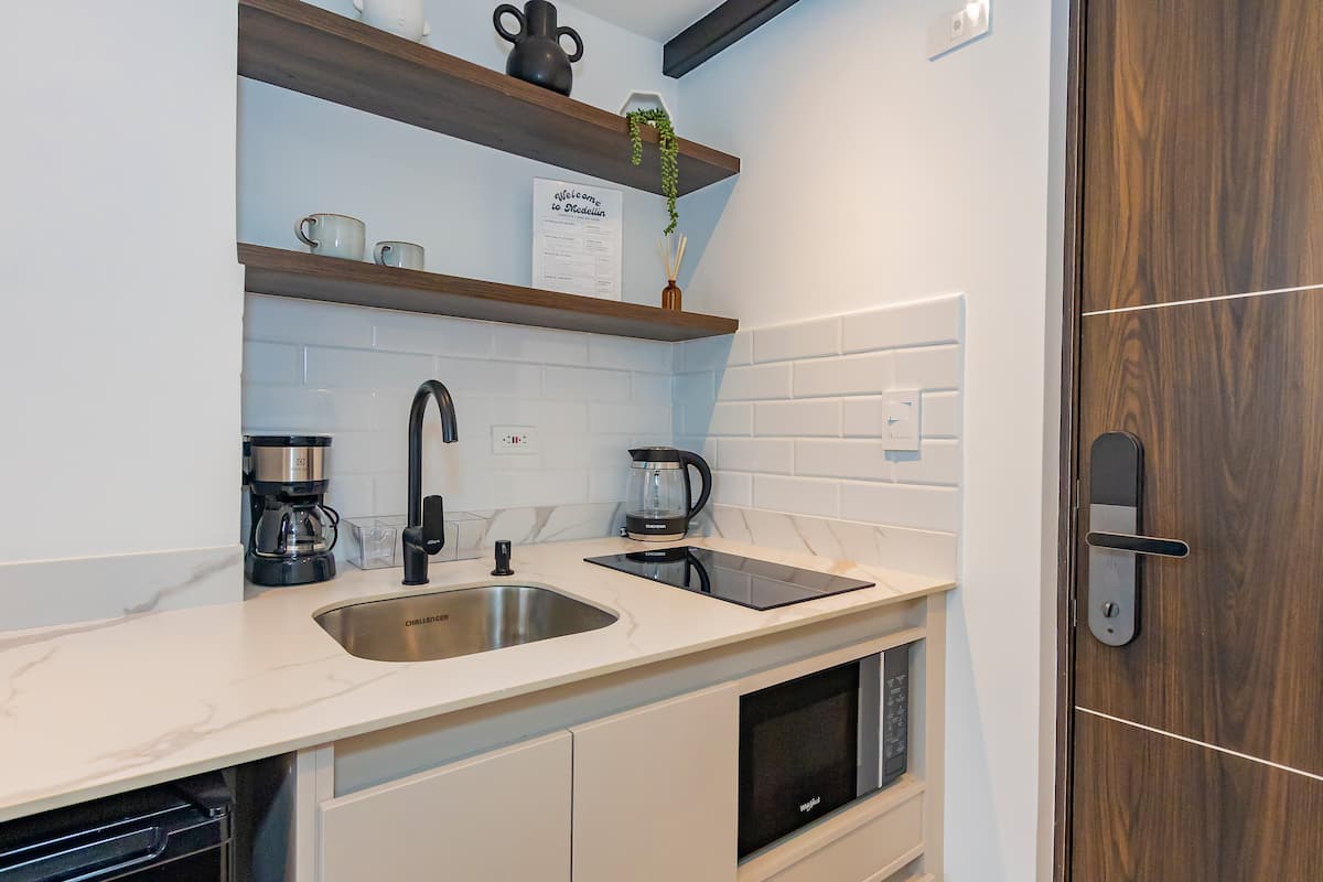 Suite D204 Duplex en Laureles| Escritorio y aire acondicionado