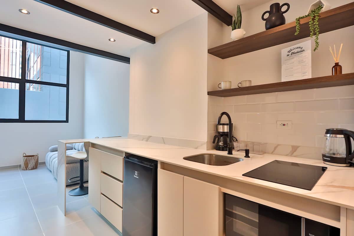 Suite D204 Duplex en Laureles| Escritorio y aire acondicionado