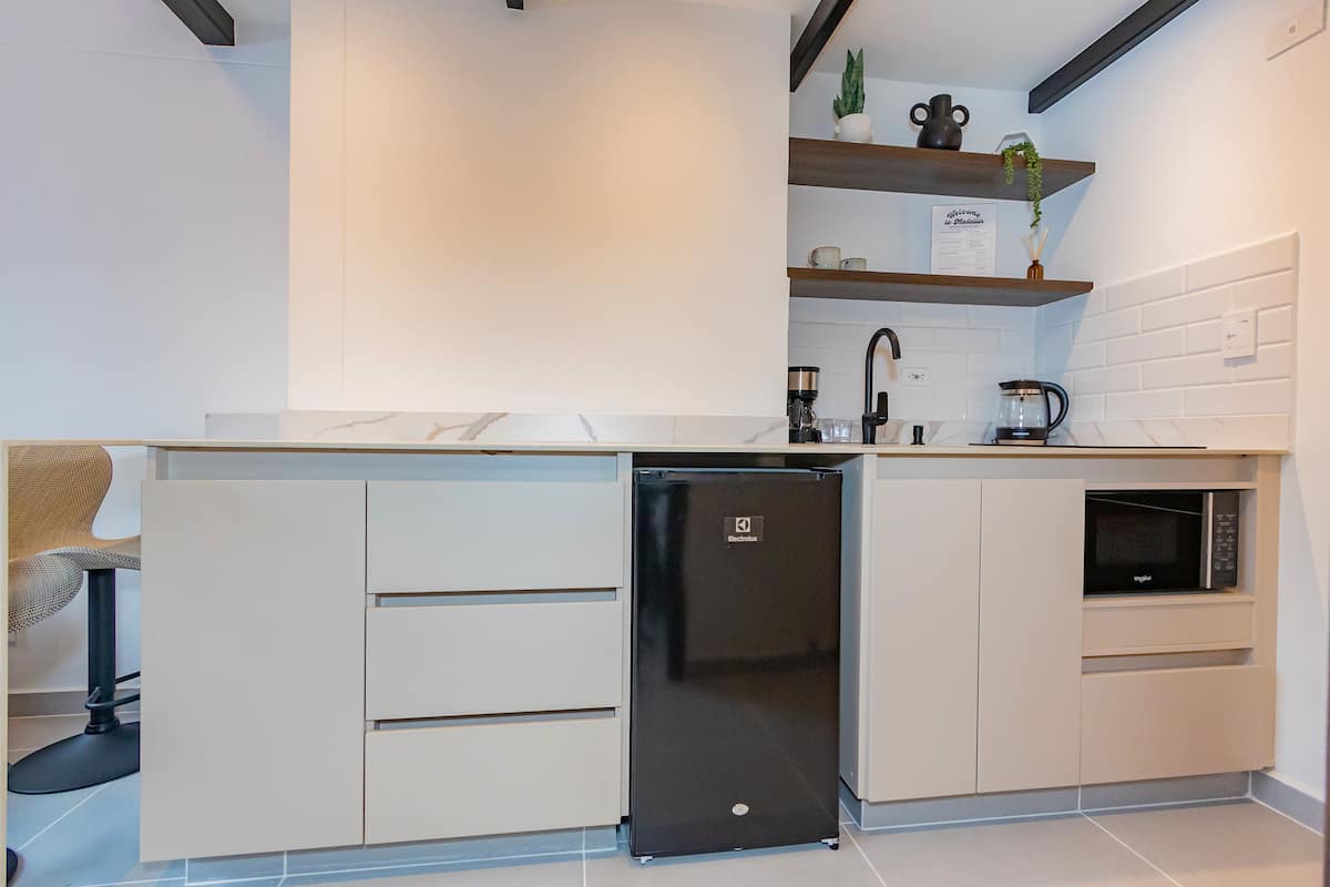 Suite D204 Duplex en Laureles| Escritorio y aire acondicionado