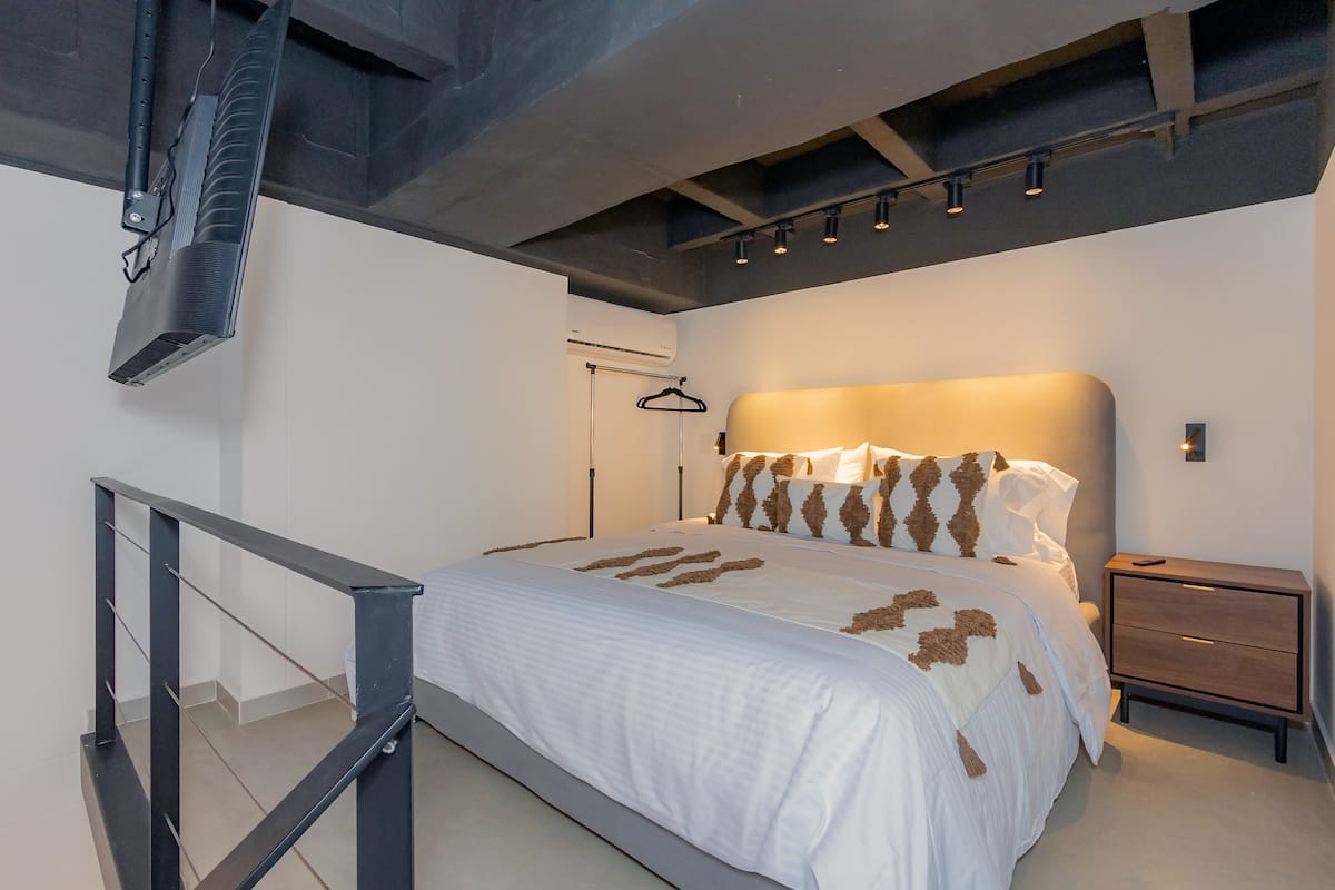 Suite D204 Duplex en Laureles| Escritorio y aire acondicionado