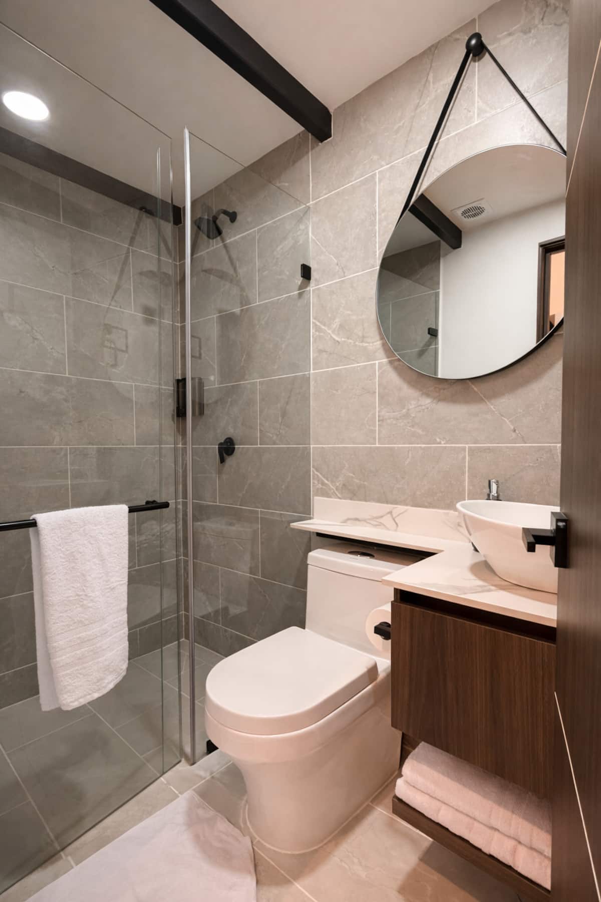 Suite D204 Duplex en Laureles| Escritorio y aire acondicionado