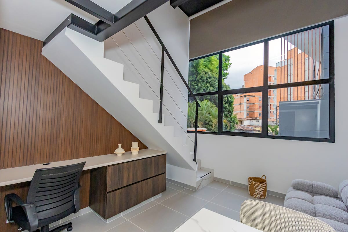 Suite D204 Duplex en Laureles| Escritorio y aire acondicionado