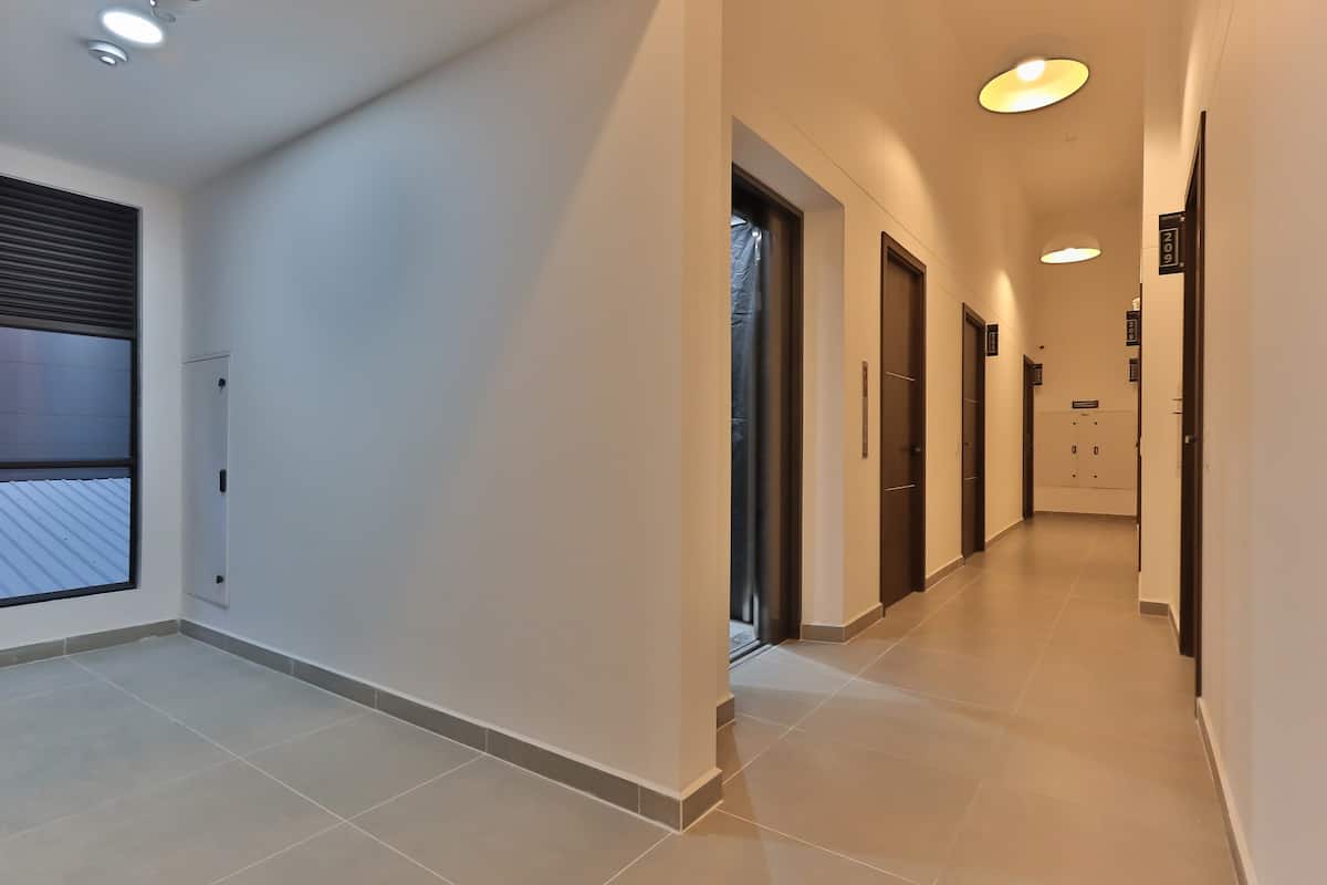 Suite D204 Duplex en Laureles| Escritorio y aire acondicionado