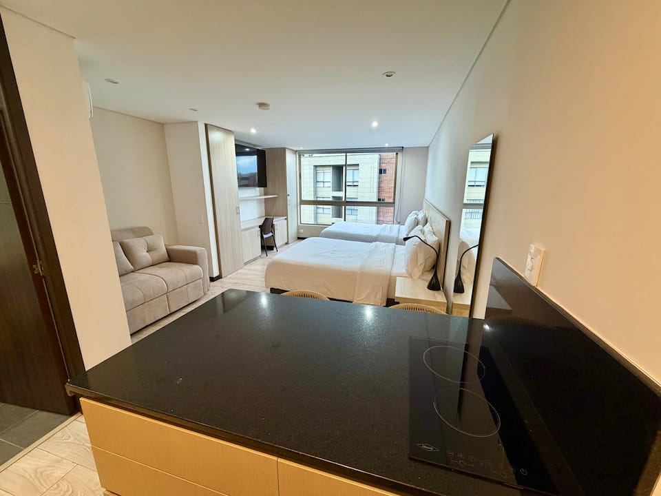 Aire acondicionado, a 10 min del aeropuerto, estudio, jacuzzi, piscina, gimnasio