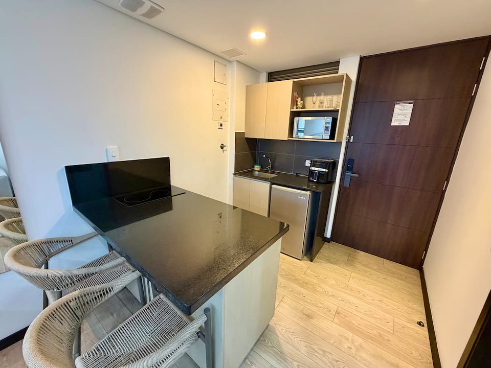 Aire acondicionado, a 10 min del aeropuerto, estudio, jacuzzi, piscina, gimnasio