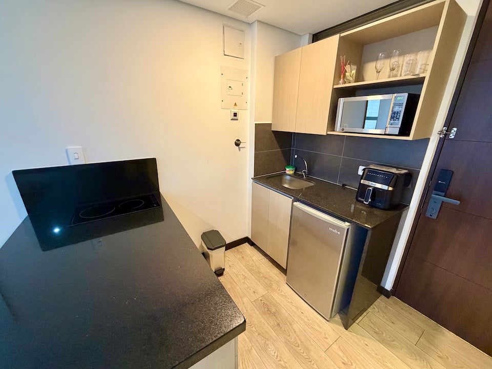 Aire acondicionado, a 10 min del aeropuerto, estudio, jacuzzi, piscina, gimnasio