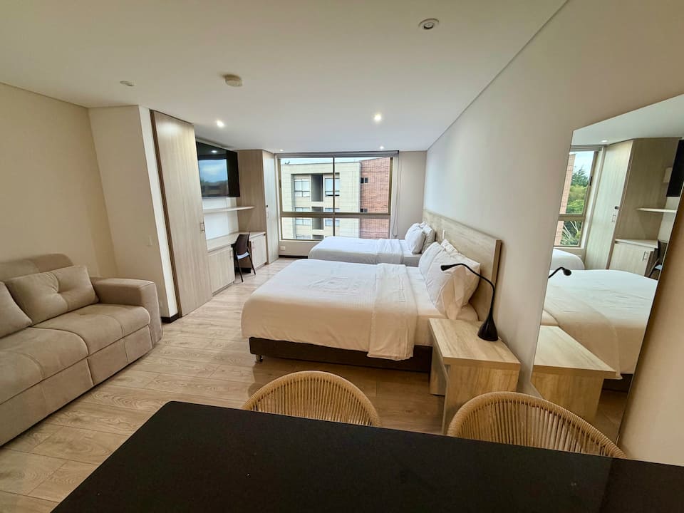 Aire acondicionado, a 10 min del aeropuerto, estudio, jacuzzi, piscina, gimnasio