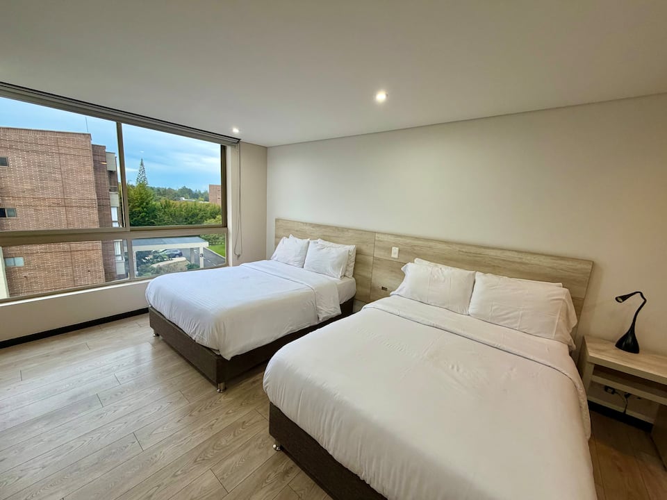 Aire acondicionado, a 10 min del aeropuerto, estudio, jacuzzi, piscina, gimnasio