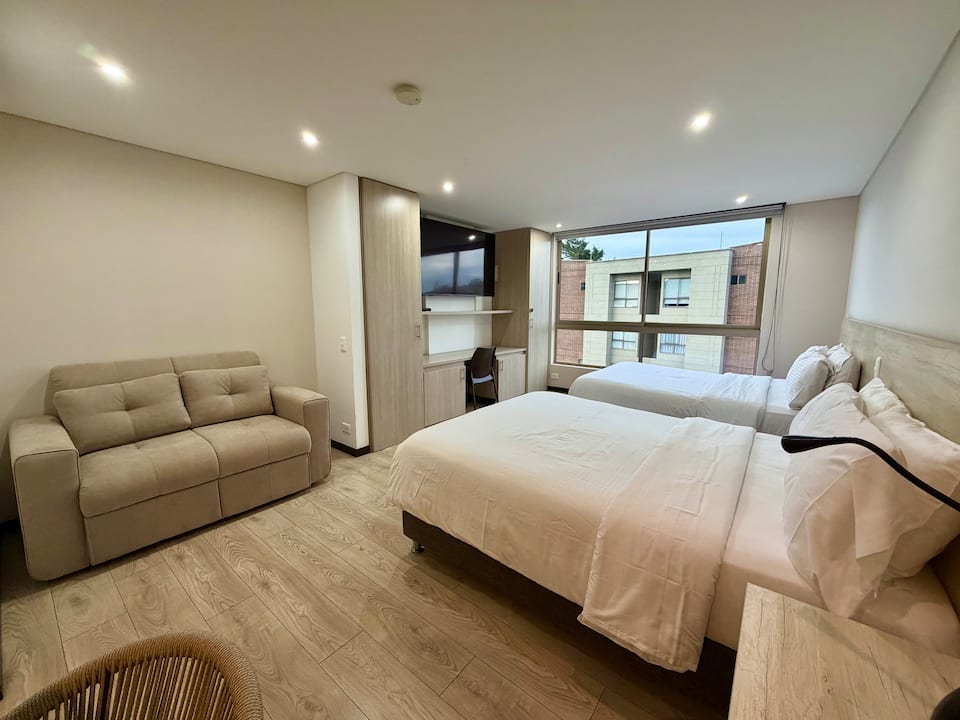 Aire acondicionado, a 10 min del aeropuerto, estudio, jacuzzi, piscina, gimnasio