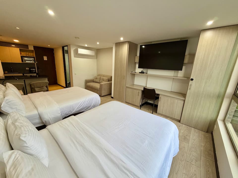 Aire acondicionado, a 10 min del aeropuerto, estudio, jacuzzi, piscina, gimnasio