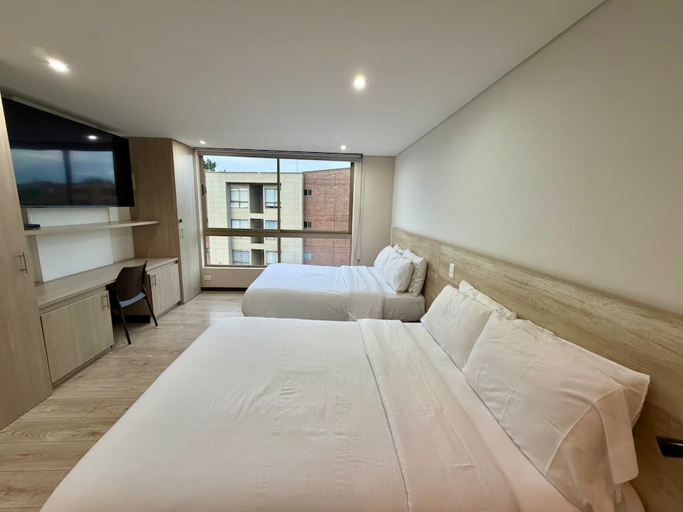 Aire acondicionado, a 10 min del aeropuerto, estudio, jacuzzi, piscina, gimnasio