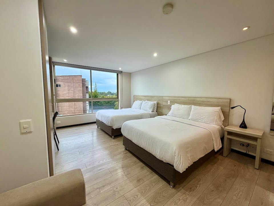 Aire acondicionado, a 10 min del aeropuerto, estudio, jacuzzi, piscina, gimnasio