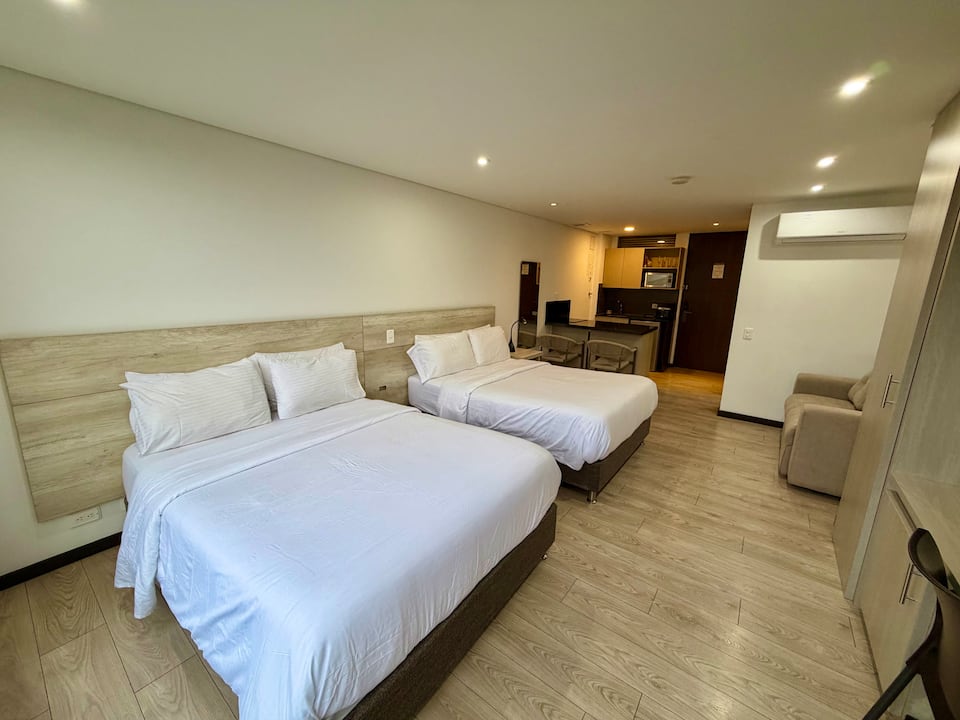 Aire acondicionado, a 10 min del aeropuerto, estudio, jacuzzi, piscina, gimnasio