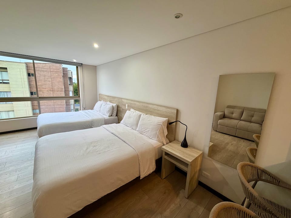 Aire acondicionado, a 10 min del aeropuerto, estudio, jacuzzi, piscina, gimnasio