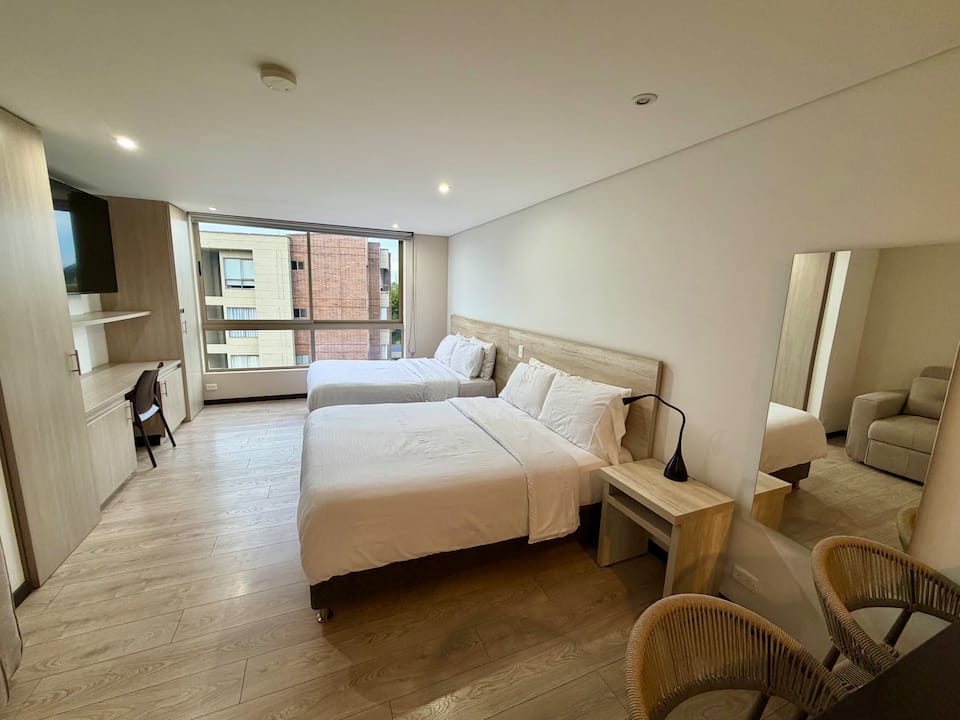 Aire acondicionado, a 10 min del aeropuerto, estudio, jacuzzi, piscina, gimnasio
