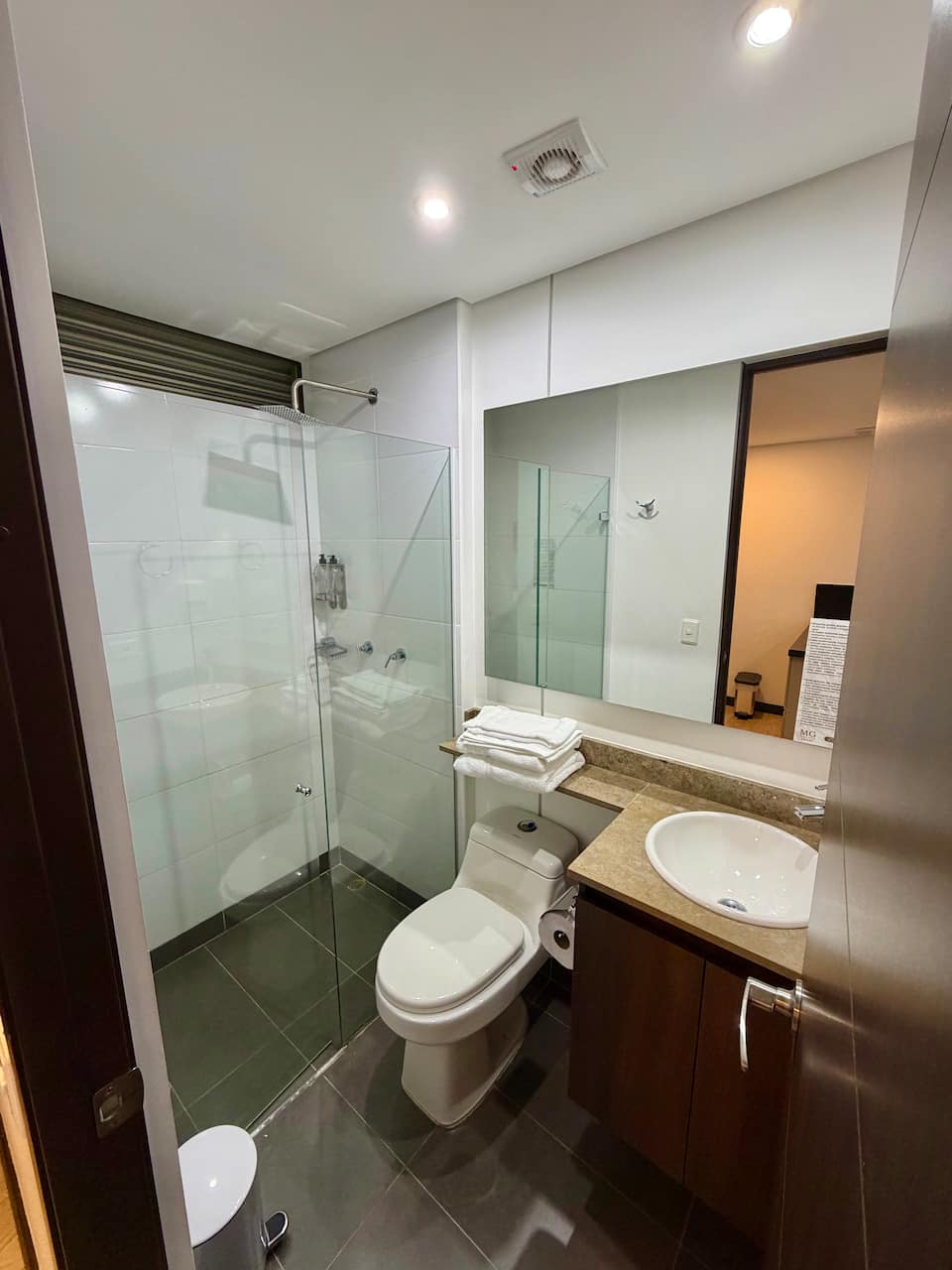 Aire acondicionado, a 10 min del aeropuerto, estudio, jacuzzi, piscina, gimnasio