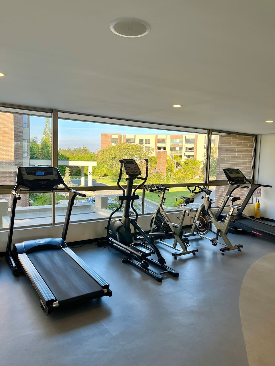 Aire acondicionado, a 10 min del aeropuerto, estudio, jacuzzi, piscina, gimnasio