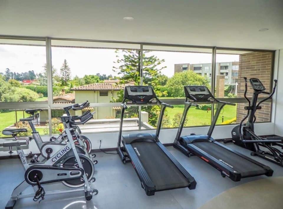 Aire acondicionado, a 10 min del aeropuerto, estudio, jacuzzi, piscina, gimnasio