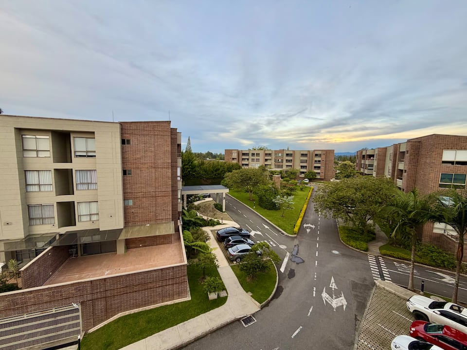 Aire acondicionado, a 10 min del aeropuerto, estudio, jacuzzi, piscina, gimnasio
