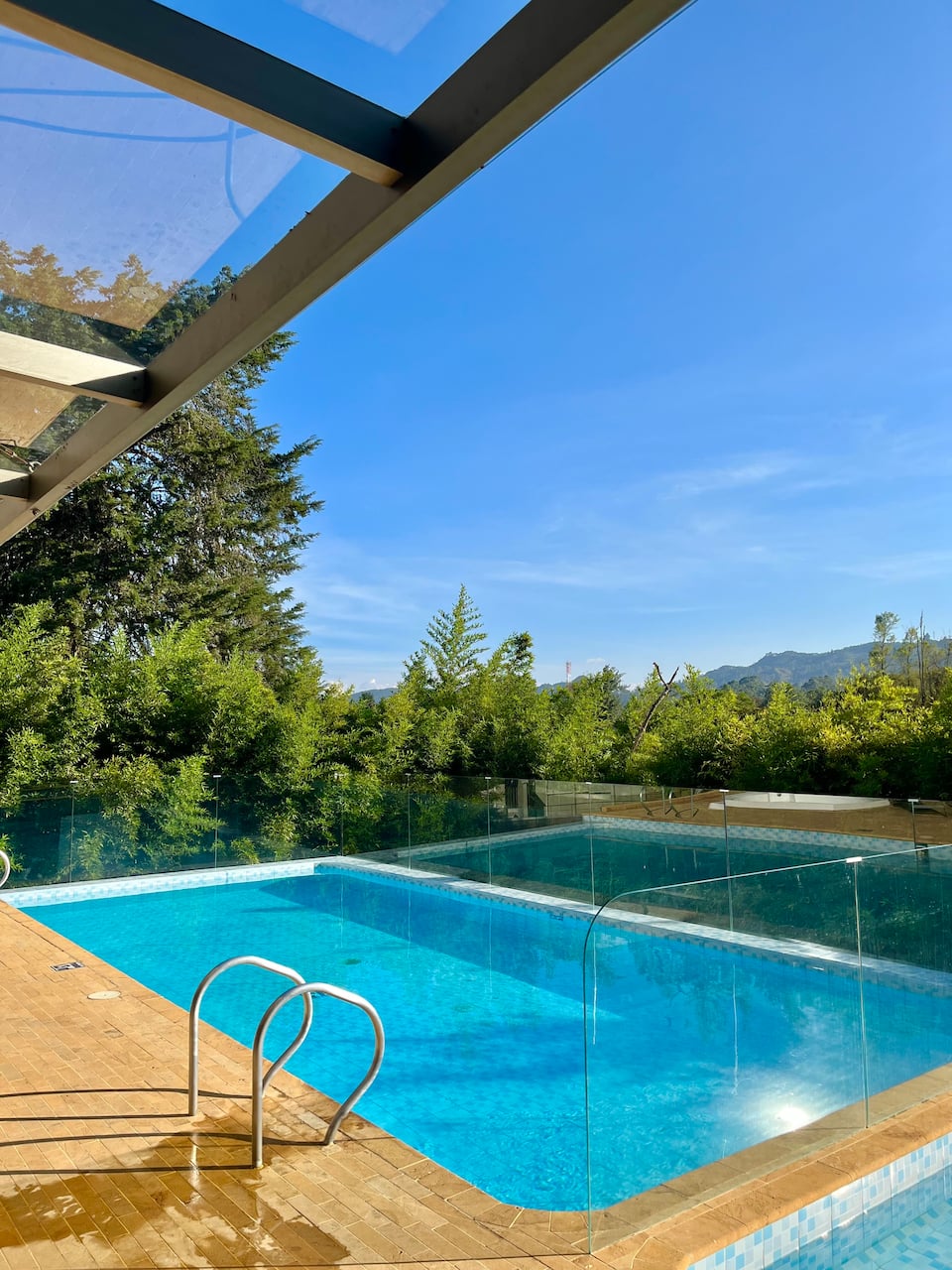 Aire acondicionado, a 10 min del aeropuerto, estudio, jacuzzi, piscina, gimnasio