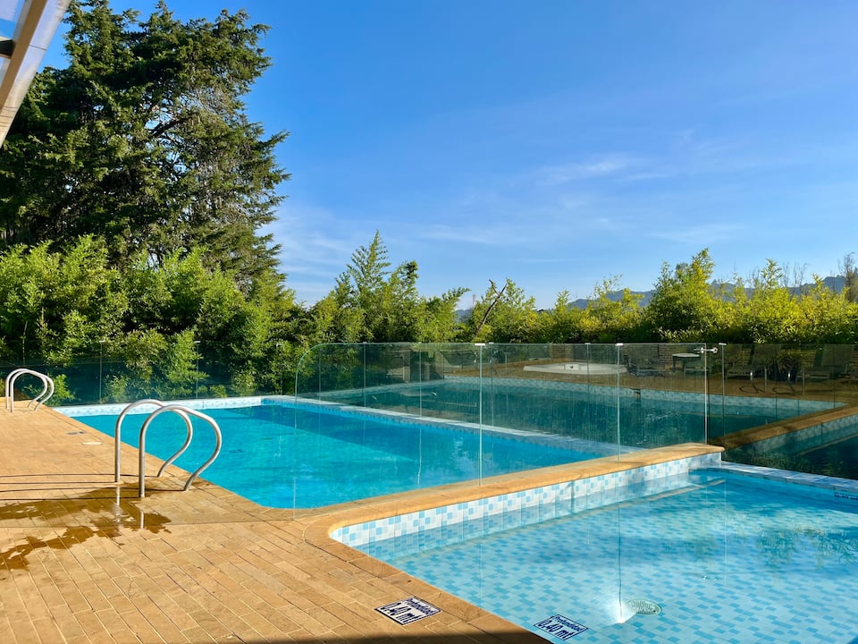 Aire acondicionado, a 10 min del aeropuerto, estudio, jacuzzi, piscina, gimnasio