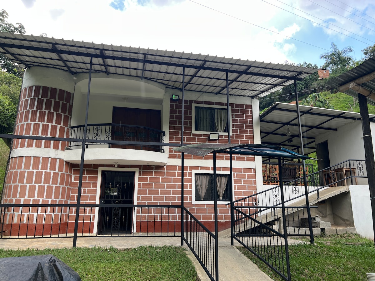 Finca familiar en Cocorná · Piscina y BBQ