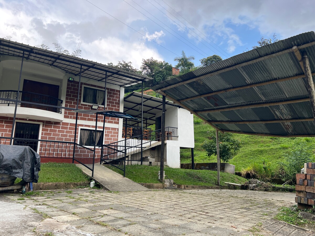 Finca familiar en Cocorná · Piscina y BBQ