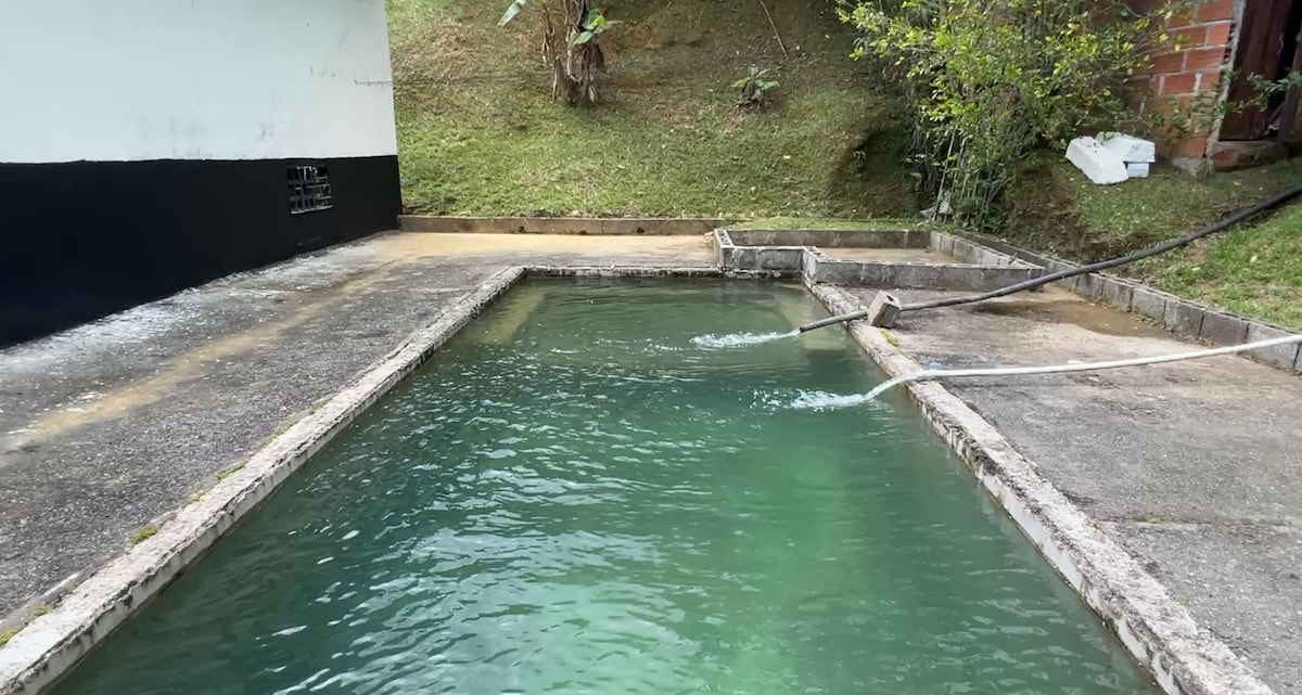 Finca familiar en Cocorná · Piscina y BBQ