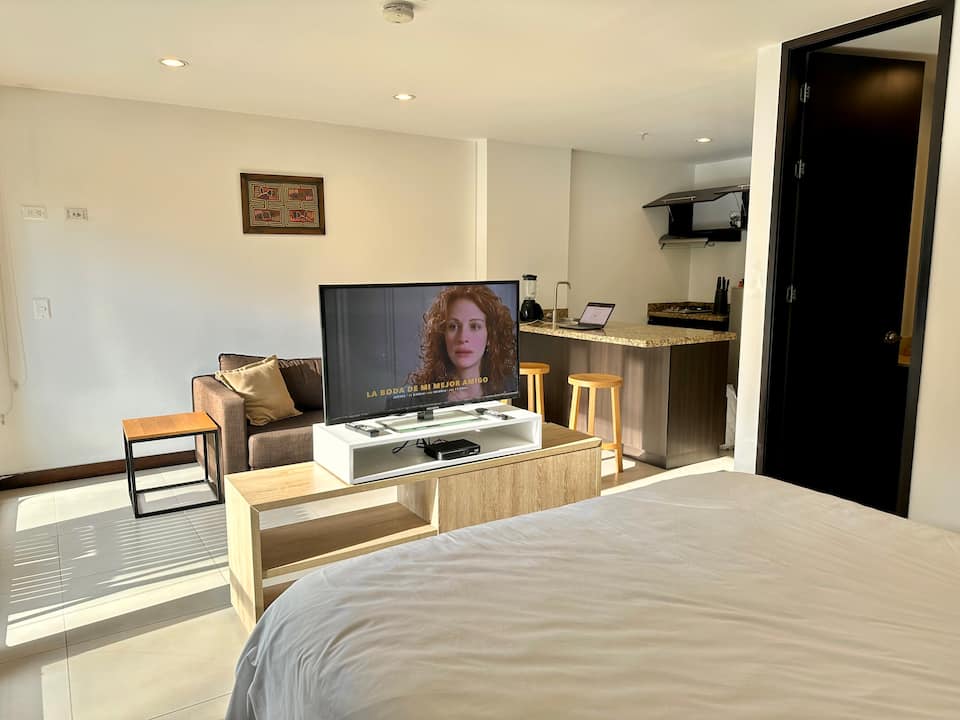 Cerca del aeropuerto | Cama tamaño king, gimnasio y sala de vapor