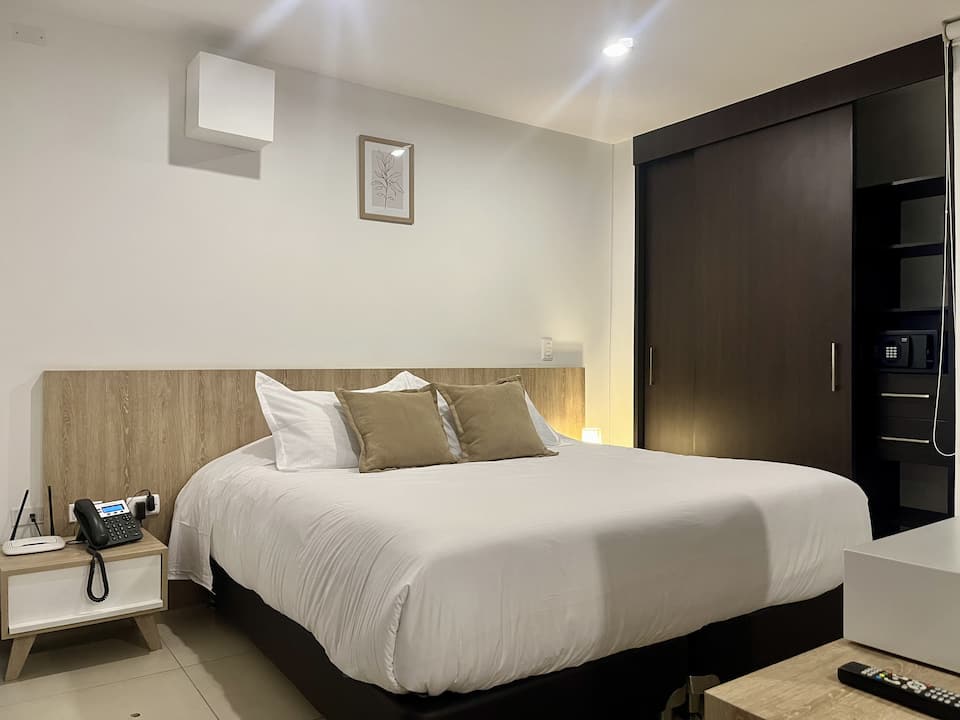 Cerca del aeropuerto | Cama tamaño king, gimnasio y sala de vapor