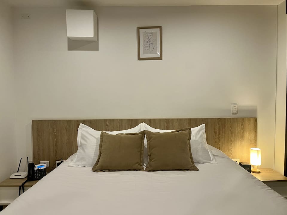 Cerca del aeropuerto | Cama tamaño king, gimnasio y sala de vapor