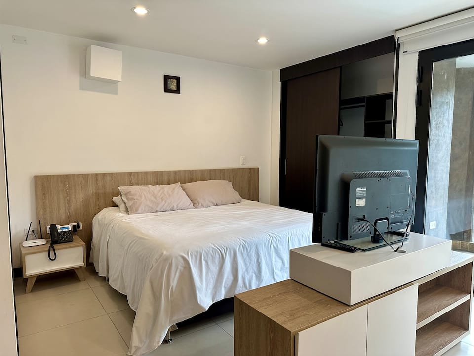 Cerca del aeropuerto | Cama tamaño king, gimnasio y sala de vapor