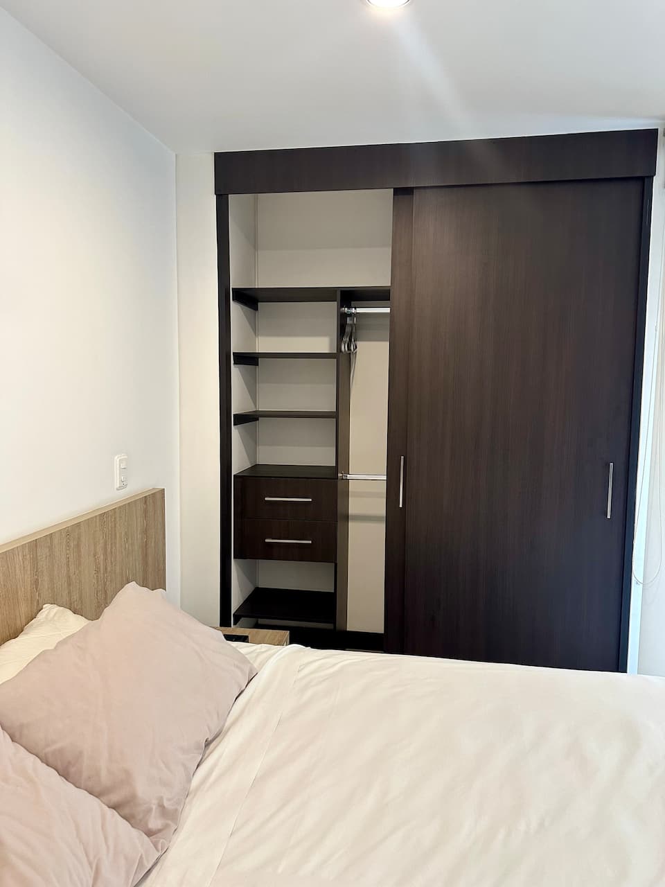 Cerca del aeropuerto | Cama tamaño king, gimnasio y sala de vapor