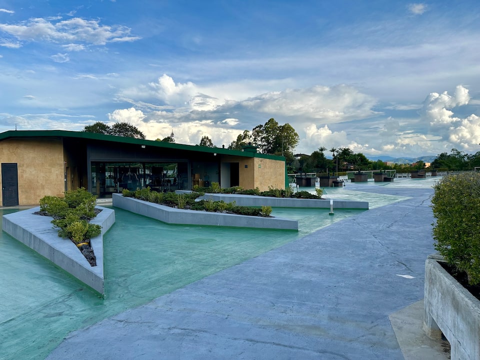 Cerca del aeropuerto | Cama tamaño king, gimnasio y sala de vapor