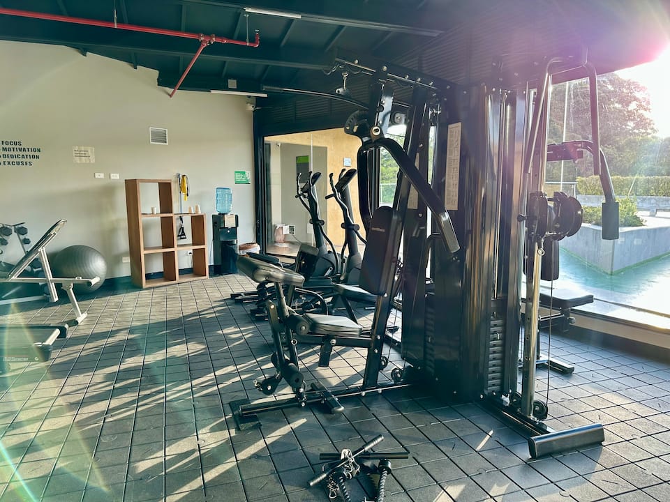 Cerca del aeropuerto | Cama tamaño king, gimnasio y sala de vapor