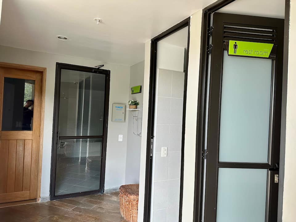 Cerca del aeropuerto | Cama tamaño king, gimnasio y sala de vapor