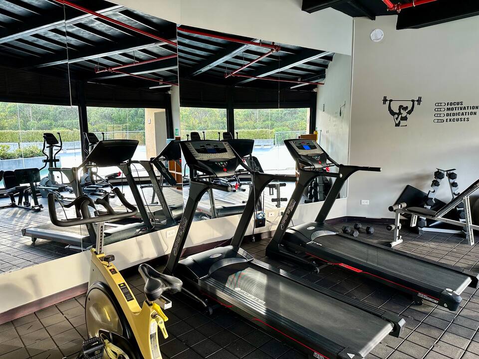 Cerca del aeropuerto | Cama tamaño king, gimnasio y sala de vapor