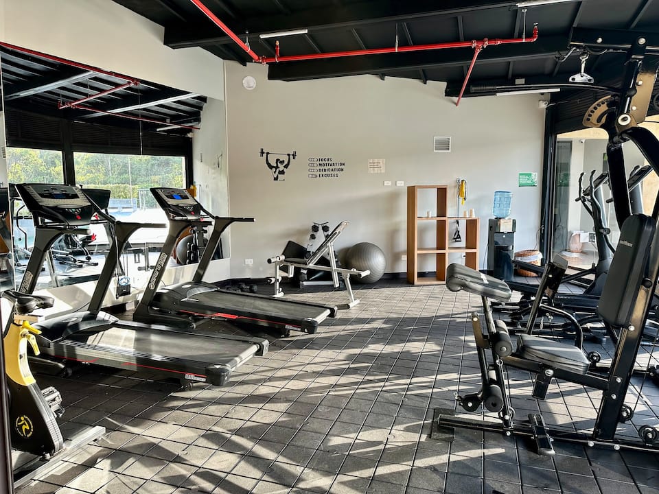 Cerca del aeropuerto | Cama tamaño king, gimnasio y sala de vapor