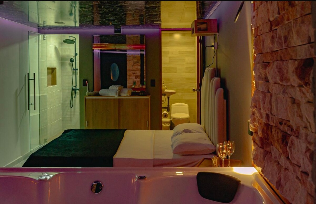 Suite Oasis de Lujo | Jacuzzi + Turco + Cine