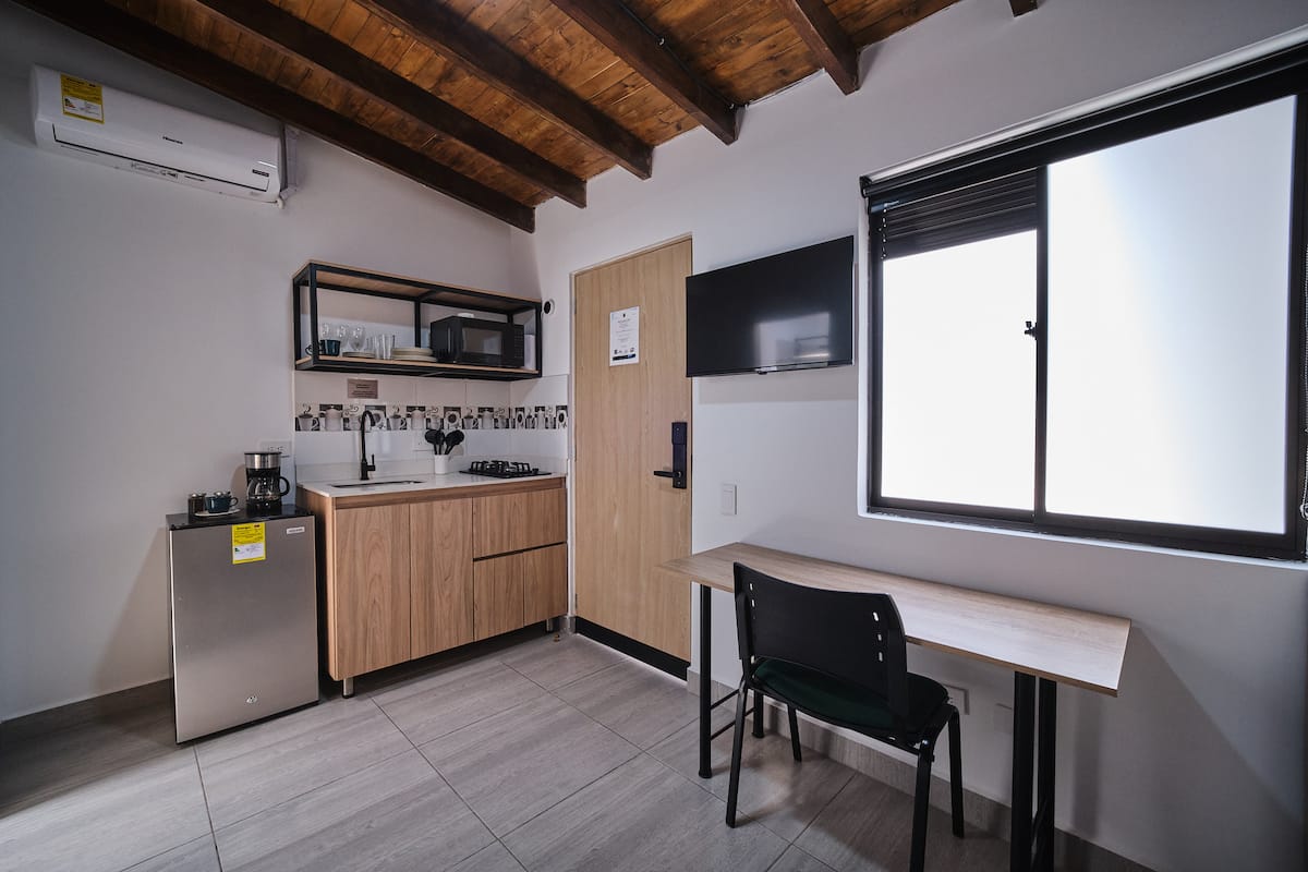 Apartaestudio moderno en laureles con A/C, WIFI