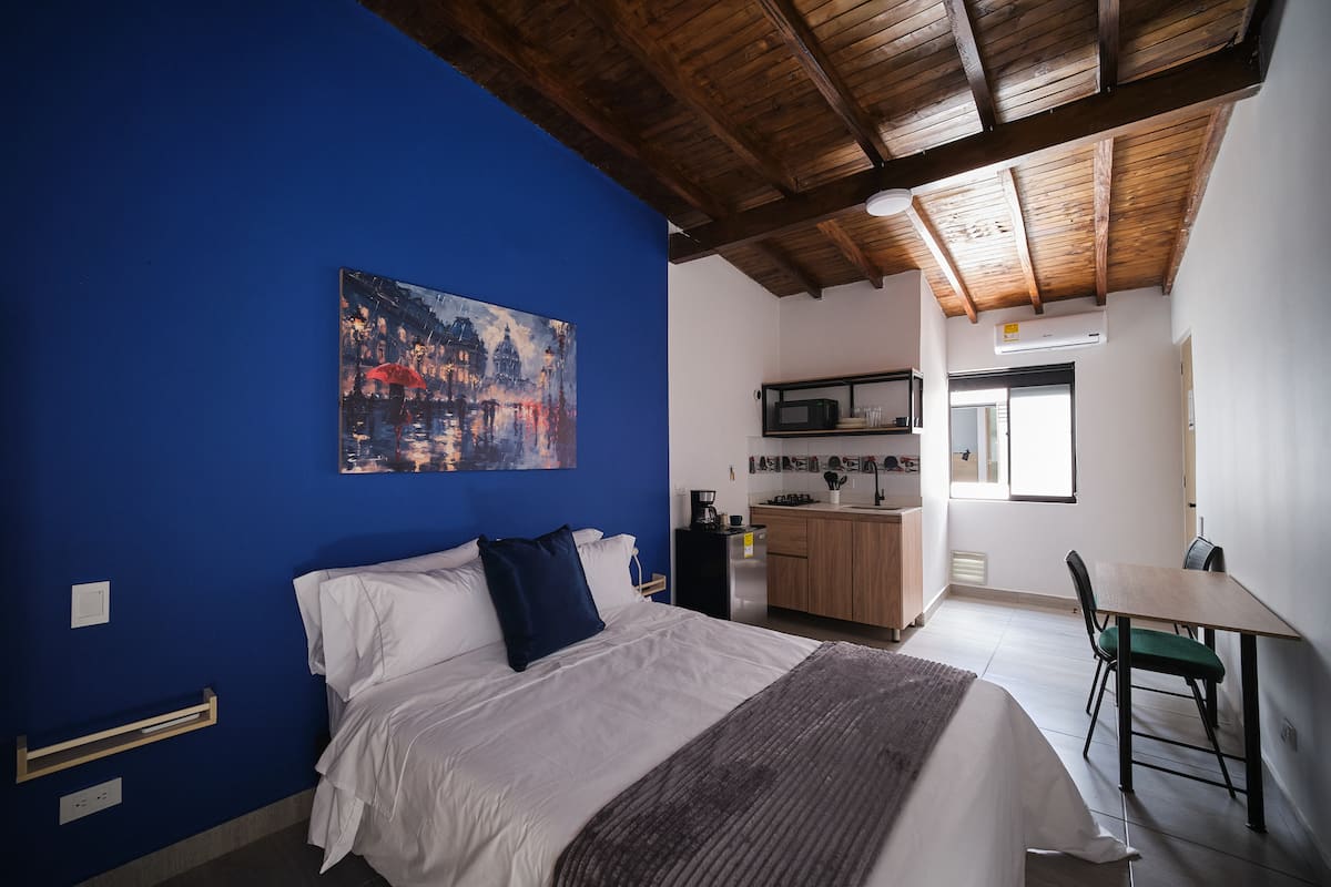 Apartaestudio moderno en laureles con A/C, WIFI