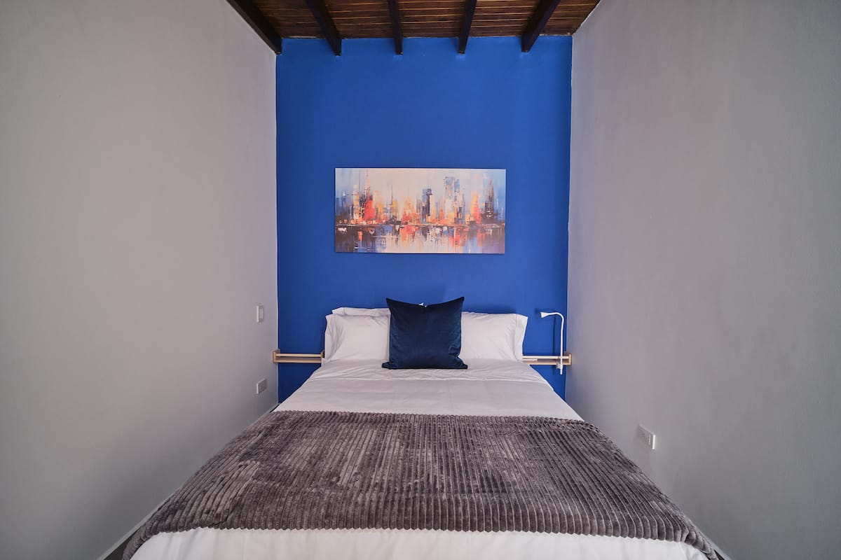 Apartaestudio moderno en laureles con A/C, WIFI