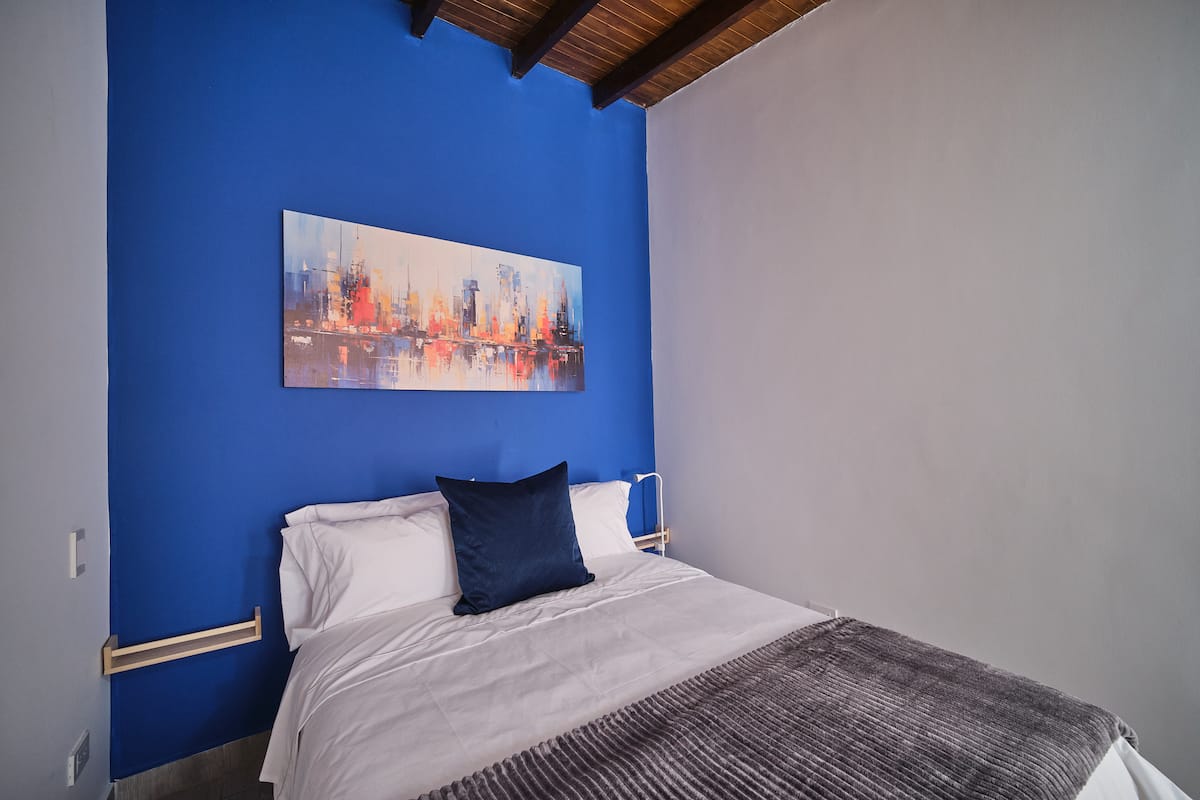 Apartaestudio moderno en laureles con A/C, WIFI