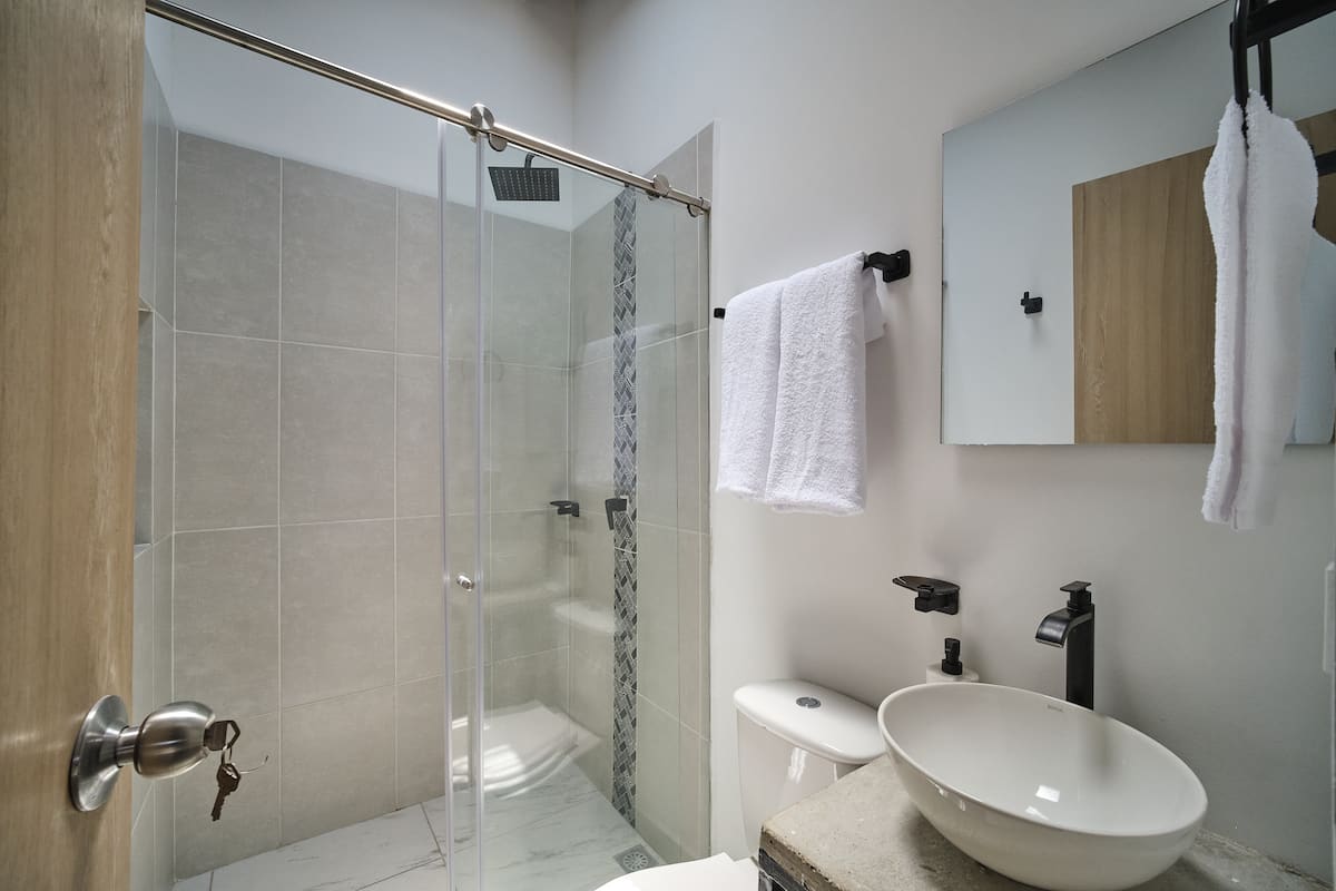 Apartaestudio moderno en laureles con A/C, WIFI