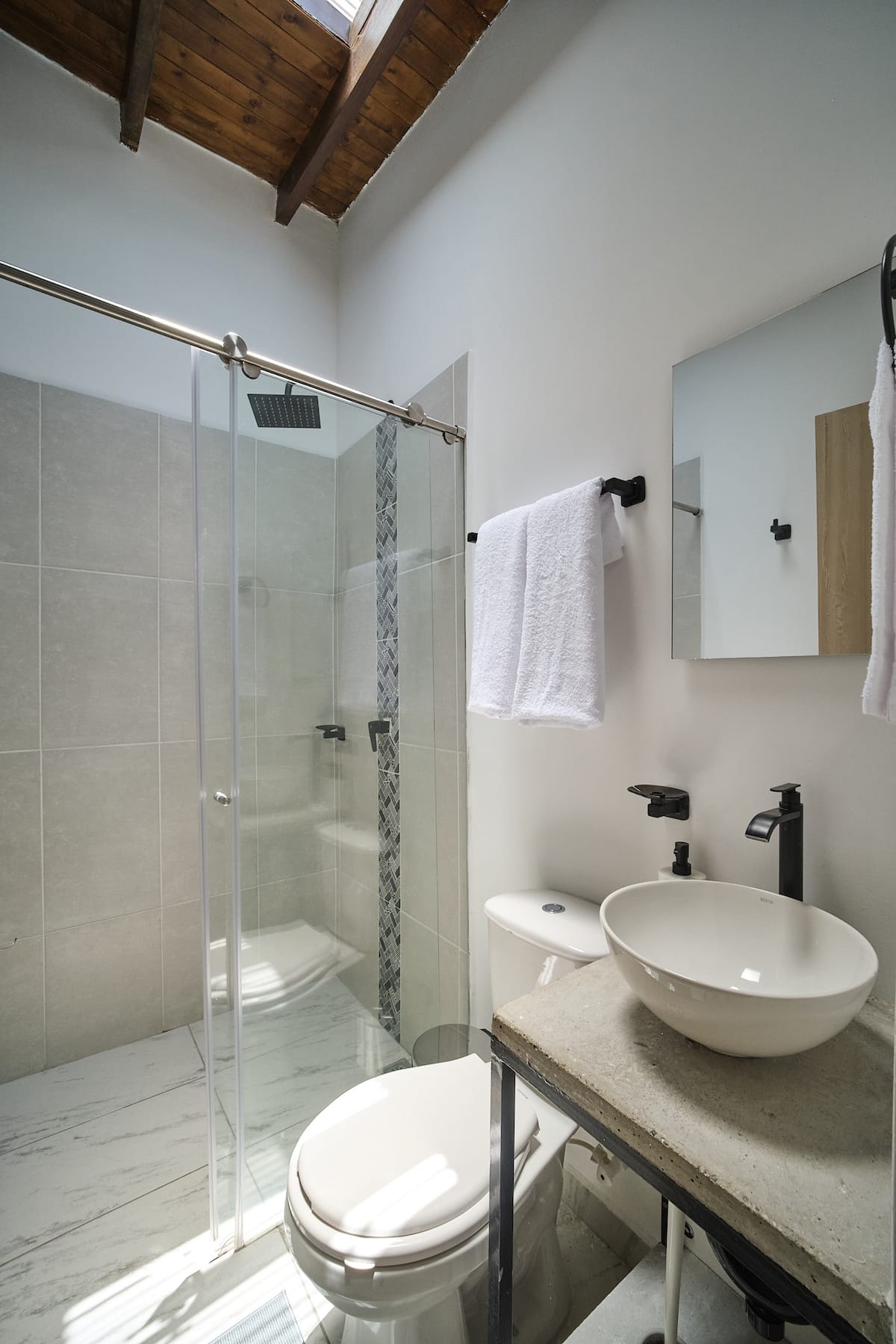 Apartaestudio moderno en laureles con A/C, WIFI