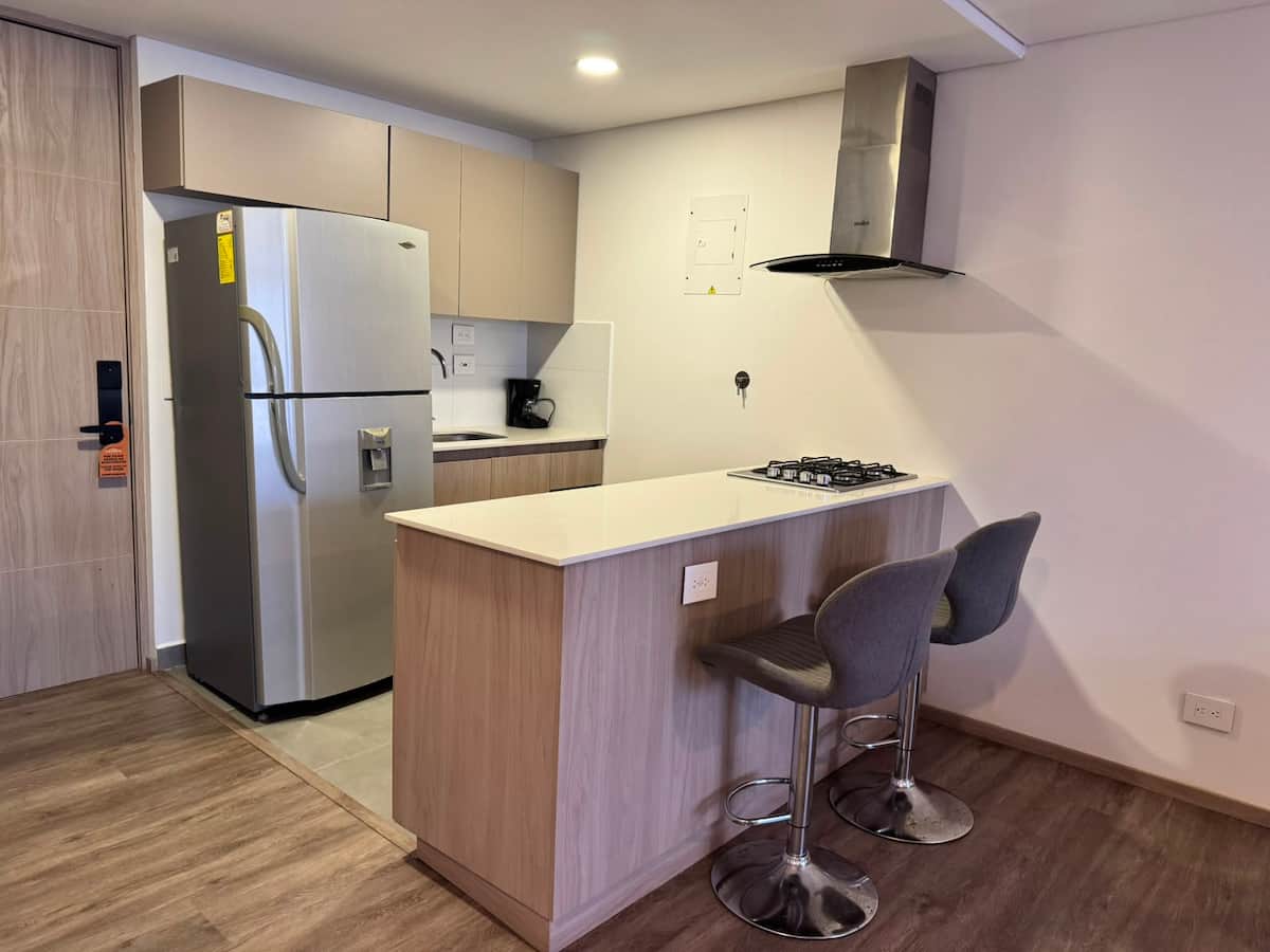 Estudio en Llanogrande, 10 min JMC, aseo incluido