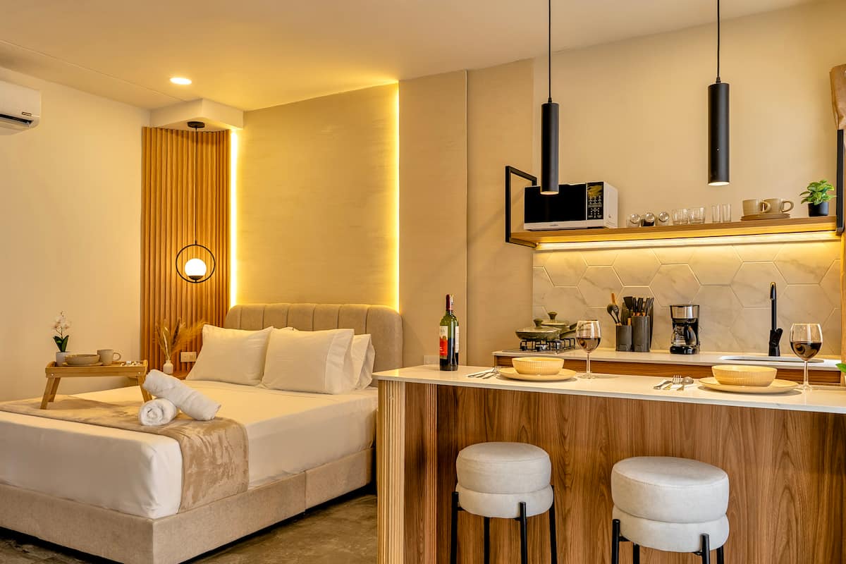 Aura ~ Loft zen con patio y jacuzzi + aire acondicionado